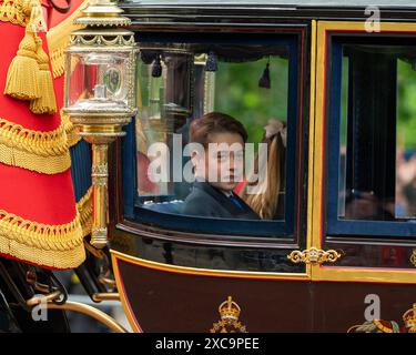 Londres, Royaume-Uni 15 juin 2024. La princesse Catherine est vue avec ses enfants en voyage à la cérémonie de la Trooping the Colour. Trooping the Colour a lieu chaque année pour célébrer l'anniversaire officiel du monarque. Cette année, c'était au tour des gardes irlandais de mettre leur couleur en couleur. Le cortège, vers et depuis Horse Guards Parade passe le long du Mall. Crédit : MartinJPalmer/Alamy Live News Banque D'Images