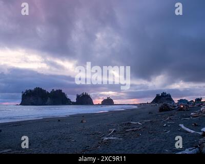 WA25364-00...WASHINGTON - coucher de soleil à First Beach à la Push situé sur le terrain de la réserve Quileute. Banque D'Images