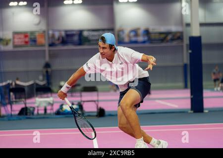 Ilkley, Royaume-Uni, 15 juin 2024, Tomas Barrios Vera VS Oliver Bonding Qualifying match au Ilkley Lawn Tennis and Squash Club, crédit Aaron Badkin/Alamy Live News. Banque D'Images