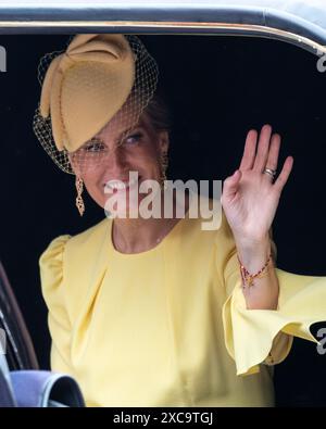 Londres, Royaume-Uni 15 juin 2024. Sophie, duchesse d'Édimbourg, se rend à la cérémonie du Trooping the Colour accompagnée du duc de Kent. Trooping the Colour a lieu chaque année pour célébrer l'anniversaire officiel du monarque. Cette année, c'était au tour des gardes irlandais de mettre leur couleur en couleur. Le cortège, vers et depuis Horse Guards Parade passe le long du Mall. Crédit : MartinJPalmer/Alamy Live Newsprincesse sophie Banque D'Images