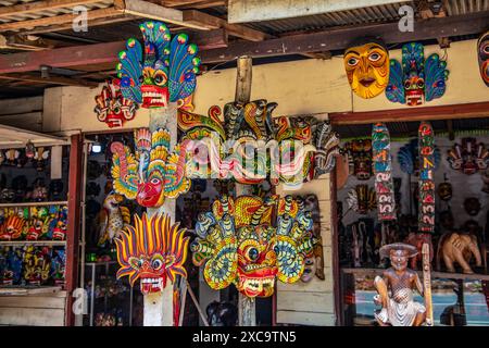 Warakapola, Sri Lanka. 10.02.2023 route vers la ville de Kandy. petite boutique en bord de route avec des masques en bois faits maison souvenir prêts à la vente. Banque D'Images