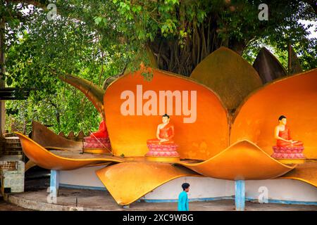 Aluthgama, Sri Lanka 07. 02. 2023 Statue dans le temple Kande Viharaya à Aluthgama près du populaire centre touristique Bentota et Beruwala. Statue Bouddha en lotu Banque D'Images