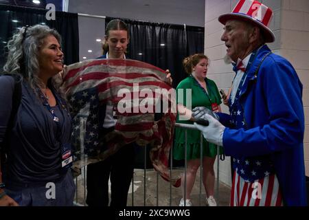 Detroit, Michigan, États-Unis. 15 juin 2024. Duane Schwingel, à droite, s'habille en oncle Sam tandis qu'un jeune homme affiche un drapeau à l'envers au tournant de la Convention du peuple des États-Unis, à Detroit, Michigan, le samedi 15 juin, 2024. (crédit image : © Dominic Gwinn/ZUMA Press Wire) USAGE ÉDITORIAL SEULEMENT! Non destiné à UN USAGE commercial ! Crédit : ZUMA Press, Inc/Alamy Live News Banque D'Images