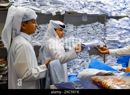 QATAR SHOPPING Eid Al-Adha PRÉPARATION 2024 personnes font du shopping au marché traditionnel du Souq Waqif avant le prochain Aid al-Adha à Doha, Qatar, le 15 juin 2024. Les musulmans du Qatar célébreront l’Aïd al-Adha le 16 juin 2024, la Fête du sacrifice, qui marque la fin du pèlerinage du Hadj à la Mecque et commémore la volonté du prophète IbrahamÕs de sacrifier son fils pour montrer son obéissance à Dieu. DOHA Qatar Copyright : xNOUSHADx Banque D'Images