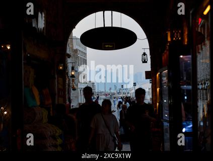 QATAR SHOPPING Eid Al-Adha PRÉPARATION 2024 personnes font du shopping au marché traditionnel du Souq Waqif avant le prochain Aid al-Adha à Doha, Qatar, le 15 juin 2024. Les musulmans du Qatar célébreront l’Aïd al-Adha le 16 juin 2024, la Fête du sacrifice, qui marque la fin du pèlerinage du Hadj à la Mecque et commémore la volonté du prophète IbrahamÕs de sacrifier son fils pour montrer son obéissance à Dieu. DOHA Qatar Copyright : xNOUSHADx Banque D'Images