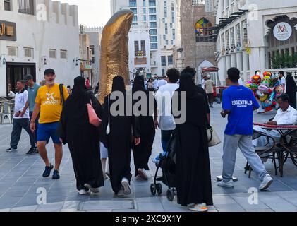 QATAR SHOPPING Eid Al-Adha PRÉPARATION 2024 personnes font du shopping au marché traditionnel du Souq Waqif avant le prochain Aid al-Adha à Doha, Qatar, le 15 juin 2024. Les musulmans du Qatar célébreront l’Aïd al-Adha le 16 juin 2024, la Fête du sacrifice, qui marque la fin du pèlerinage du Hadj à la Mecque et commémore la volonté du prophète IbrahamÕs de sacrifier son fils pour montrer son obéissance à Dieu. DOHA Qatar Copyright : xNOUSHADx Banque D'Images