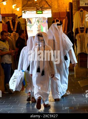 QATAR SHOPPING Eid Al-Adha PRÉPARATION 2024 personnes font du shopping au marché traditionnel du Souq Waqif avant le prochain Aid al-Adha à Doha, Qatar, le 15 juin 2024. Les musulmans du Qatar célébreront l’Aïd al-Adha le 16 juin 2024, la Fête du sacrifice, qui marque la fin du pèlerinage du Hadj à la Mecque et commémore la volonté du prophète IbrahamÕs de sacrifier son fils pour montrer son obéissance à Dieu. DOHA Qatar Copyright : xNOUSHADx Banque D'Images