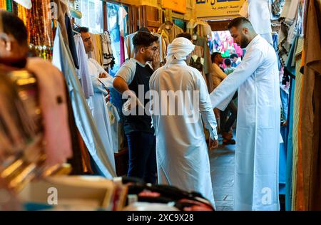 QATAR SHOPPING Eid Al-Adha PRÉPARATION 2024 personnes font du shopping au marché traditionnel du Souq Waqif avant le prochain Aid al-Adha à Doha, Qatar, le 15 juin 2024. Les musulmans du Qatar célébreront l’Aïd al-Adha le 16 juin 2024, la Fête du sacrifice, qui marque la fin du pèlerinage du Hadj à la Mecque et commémore la volonté du prophète IbrahamÕs de sacrifier son fils pour montrer son obéissance à Dieu. DOHA Qatar Copyright : xNOUSHADx Banque D'Images