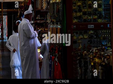 QATAR SHOPPING Eid Al-Adha PRÉPARATION 2024 personnes font du shopping au marché traditionnel du Souq Waqif avant le prochain Aid al-Adha à Doha, Qatar, le 15 juin 2024. Les musulmans du Qatar célébreront l’Aïd al-Adha le 16 juin 2024, la Fête du sacrifice, qui marque la fin du pèlerinage du Hadj à la Mecque et commémore la volonté du prophète IbrahamÕs de sacrifier son fils pour montrer son obéissance à Dieu. DOHA Qatar Copyright : xNOUSHADx Banque D'Images