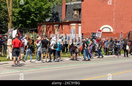 Toronto, Canada, 15 juin 2024. Des activistes manifestent sur un terrain vide du centre-ville appartenant à un promoteur enfermé dans une bagarre avec la mairie. Toronto connaît une grave crise de l'accessibilité du logement. Colin N. Perkel/Alamy Live News Banque D'Images