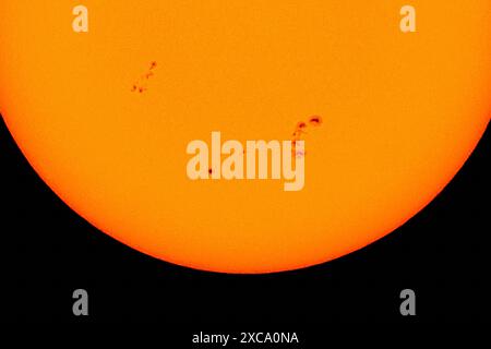 Palm Springs, Californie, États-Unis. 15 juin 2024. La grande zone Sunspt est désignée AR3712. Couvrant une superficie cinq fois supérieure à la surface de la Terre, il avait considérablement augmenté en taille au cours des dernières 24 heures. Les éruptions et la complexité magnétique pourraient entraîner une activité aurorale et des pannes radio. (Crédit image : © Ian L. Sitren/ZUMA Press Wire) USAGE ÉDITORIAL SEULEMENT! Non destiné à UN USAGE commercial ! Crédit : ZUMA Press, Inc/Alamy Live News Banque D'Images