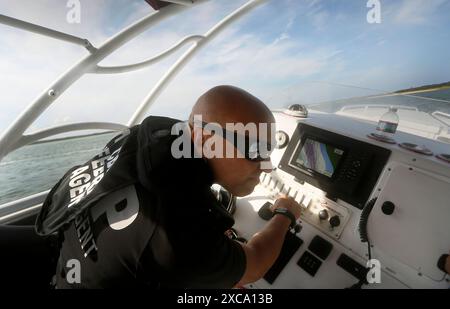 U.S. Customs and Border Protection Bureau des officiers de marine et de l'air sur des techniques de manipulation de la voile à la CBP's National Centre de formation maritime à Saint Augustine, Floride, le 23 août, 2016. Photo du CBP par Glenn Fawcett Banque D'Images