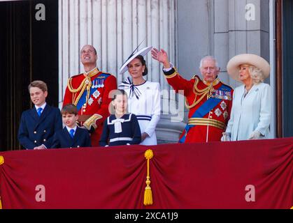 Londres, Royaume-Uni. 15 juin 2024. 15 juin 2024 le prince et la princesse de Galles avec leurs trois enfants George, Charlotte, et Louis avec le roi Charles et la reine Camilla. Trooping The Colour marque l'anniversaire officiel du souverain britannique depuis plus de 260 ans. Plus de 1400 soldats de défilé, 200 chevaux et 400 musiciens défilent dans une grande démonstration de précision militaire, d'équitation et de fanfare. Les rues étaient bordées de foules agitant des drapeaux alors que le défilé se déplaçait de Buckingham Palace et descendait le Mall jusqu'à Horse Guard's Parade, aux côtés des membres de la famille royale à cheval et en calèche Banque D'Images