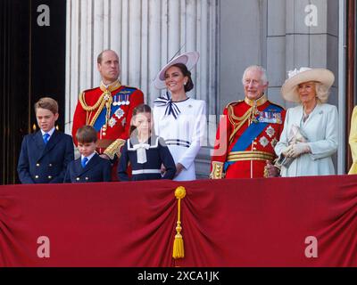 Londres, Royaume-Uni. 15 juin 2024. 15 juin 2024 le prince et la princesse de Galles avec leurs trois enfants George, Charlotte, et Louis avec le roi Charles et la reine Camilla. Trooping The Colour marque l'anniversaire officiel du souverain britannique depuis plus de 260 ans. Plus de 1400 soldats de défilé, 200 chevaux et 400 musiciens défilent dans une grande démonstration de précision militaire, d'équitation et de fanfare. Les rues étaient bordées de foules agitant des drapeaux alors que le défilé se déplaçait de Buckingham Palace et descendait le Mall jusqu'à Horse Guard's Parade, aux côtés des membres de la famille royale à cheval et en calèche Banque D'Images