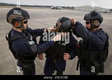 Les membres de la U.S. Customs and Border Protection, Bureau des opérations de terrain de l'équipe d'intervention spéciale, poursuite avant d'un exercice d'entraînement de l'ordonnée à l'air car ils fournissent la sécurité de l'espace aérien pour le Super Bowl Li, de Conroe, au Texas, le 1 février 2017. Les unités avec des opérations aériennes et maritimes et le Bureau des opérations de terrain a fait équipe avec la patrouille de l'aviation civile, à la pratique d'un avion d'intercepter à l'aide de deux AMO UH-60 Black Hawk hélicoptères et deux avions C-550 Citation pour traquer la simulation d'une incursion dans l'espace aérien restreint. U.S. Customs and Border Protection Photo par Glenn Fawcett Banque D'Images
