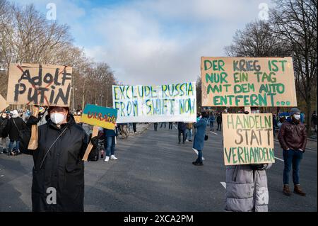 27.02.2022, Berlin, Deutschland, Europa - in Berlin protestieren mehrere Hunderttausend Menschen fuer den Frieden in Europa und gegen den voelkerrechtswidrigen Angiffskrieg Russllands in der Ukraine, ausgeloest durch den russischen Staatspraesidenten Poutine. Die Grossdémonstration im Ortsteil Tiergarten erstreckt sich von der Siegessaeule entlang der Strasse des 17. Juni bis zum Brandenburger Tor und findet unter dem motto Stoppt den Krieg. Frieden fuer die Ukraine und ganz Europa statt. *** 27 02 2022, Berlin, Allemagne, Europe a Berlin, plusieurs centaines de milliers de personnes protestent pour la paix Banque D'Images