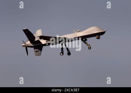 Un aéronef sans pilote MQ-9 piloté par des agents d’interception aérienne des douanes et de la protection des frontières des États-Unis, opérations aériennes et maritimes, décolle à la base aérienne de Grand Forks du CBP, Dakota du Nord, branche aérienne le 24 août 2022. CBP photo de Glenn Fawcett Banque D'Images