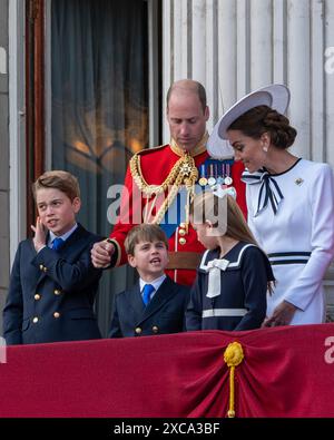 Londres, Royaume-Uni 15 juin 2024. Le prince et la princesse de Galles et leur famille font une apparition sur le balcon du palais de Buckingham avec le roi et la reine et d'autres membres de la famille royale, après la cérémonie du Trooping of the Colour. Ils saluent la foule et regardent le flypast. De gauche à droite : le prince George, le prince Louis, SAR le prince de Galles, la princesse Charlotte, SAR la princesse de Galles Banque D'Images