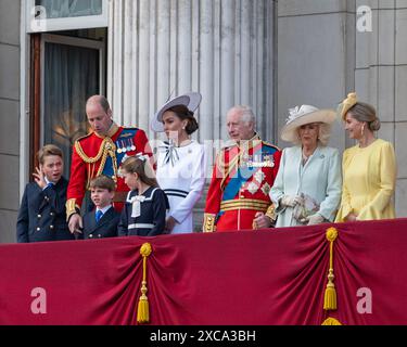 Londres, Royaume-Uni 15 juin 2024. La famille royale fait une apparition sur le balcon du palais de Buckingham après la cérémonie du Trooping of the Colour. Ils saluent la foule et regardent le flypast. De gauche à droite : le prince George, le prince Louis, SAR le prince de Galles, la princesse Charlotte, SAR la princesse de Galles, SAR le roi Charles, SAR la reine Camilla, SAR Sophie, duchesse d'Édimbourg Banque D'Images