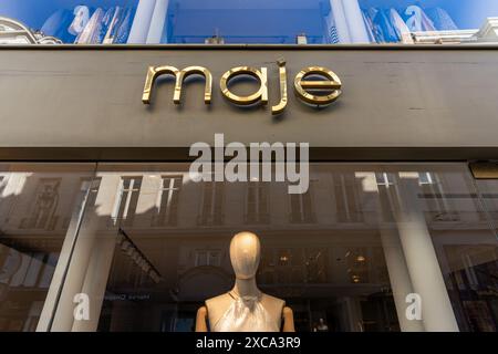 Vue extérieure d'une boutique Maje à Paris, France. MAJE est une marque du groupe français MSCP spécialisée dans le prêt-à-porter Banque D'Images