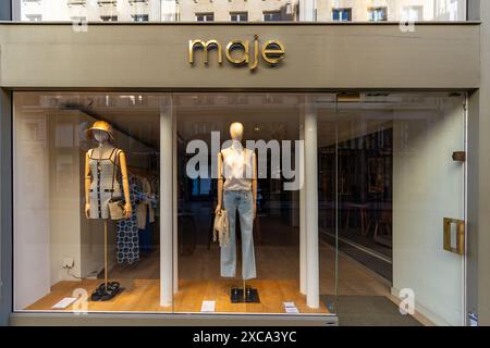 Vue extérieure d'une boutique Maje à Paris, France. MAJE est une marque du groupe français MSCP spécialisée dans le prêt-à-porter Banque D'Images