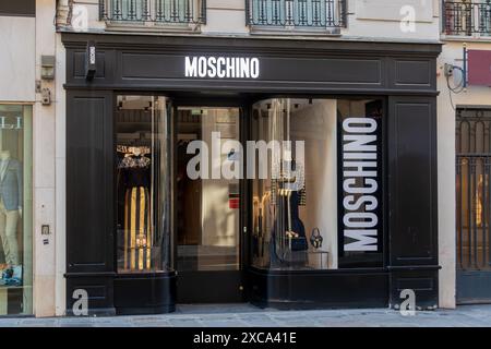 Vue extérieure d'un magasin Moschino à Paris, France. Moschino est une marque italienne spécialisée dans le prêt-à-porter mode et luxe Banque D'Images