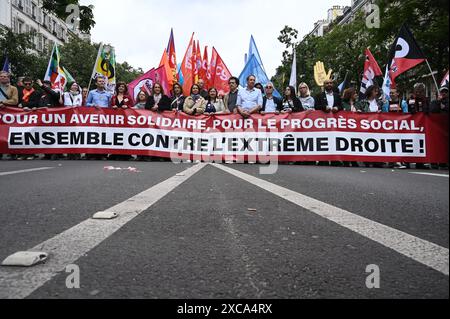 Paris, France. 15 juin 2024. Julien Mattia/le Pictorium - manifestation contre l'extrême droite - 15/06/2024 - France/Ile-de-France (région)/Paris - bannière de la manifestation parisienne contre l'extrême droite et possibilité d'un rassemblement national à Matignon. Crédit : LE PICTORIUM/Alamy Live News Banque D'Images