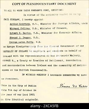 Une copie du document plénipotentiaire de 1921. De Valera envoya les plénipotentiaires irlandais aux négociations de 1921 à Londres qui conduisirent au traité anglo-irlandais de 1921 et à la guerre civile irlandaise. Banque D'Images