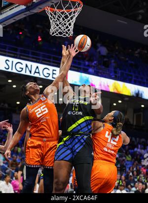 15 juin 2024 : Dallas. Teaira McCowan (15 ans) et Alyssa Thomas (25 ans) du Connecticut se battent pour un rebond lors du match de basket-ball WNBA entre les Dallas Wings et les Suns du Connecticut au College Park Center à Arlington, Texas. Kyle Okita/CSM (image crédit : © Kyle Okita/Cal Sport Media) Banque D'Images