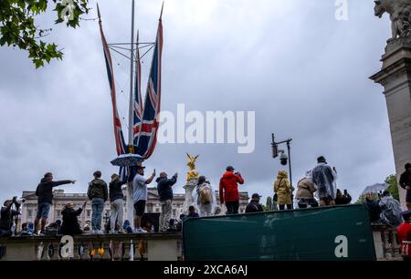 © Jeff Moore. Fans royaux sur le Mall pour le Trooping the Colour 15/06/2024 Banque D'Images