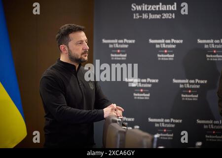 Praesident Wolodymyr Selenskyj beim Ukraine-Friedensgipfel im Luxus-Resort Buergenstock am Vierwaldstaetter Voir am 15.06.2024. Visite de travail du Président de l'Ukraine en Suisse pour participer au Sommet de la paix. Foto:le Bureau présidentiel de l'Ukraine via *** le Président Volodymyr Selenskyj au Sommet de la paix en Ukraine au Resort de luxe Buergenstock au lac de Lucerne le 15 06 2024 visite de travail du Président de l'Ukraine en Suisse pour participer au Sommet de la paix photo le Bureau présidentiel de l'Ukraine via Banque D'Images