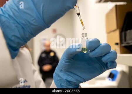 Des scientifiques des laboratoires CBP et des Services scientifiques effectuent des tests de dépistage de médicaments au Laboratoire d'exploitation du port de Memphis, à 22 juillet 2021. Photo CBP par Jerry Glaser Banque D'Images