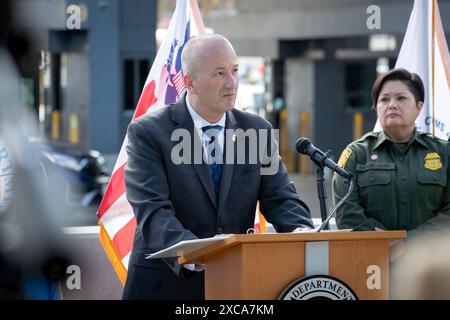 Un haut fonctionnaire du Service des douanes et de la protection des frontières des États-Unis (CBP) exerçant les fonctions du commissaire Troy A. Miller parle de la stratégie de l’agence pour lutter contre le fentanyl lors d’une conférence de presse au port d’entrée de San Ysidro, San Diego, Calif, le 26 octobre 2023. Photo CBP de Jerry Glaser. Banque D'Images