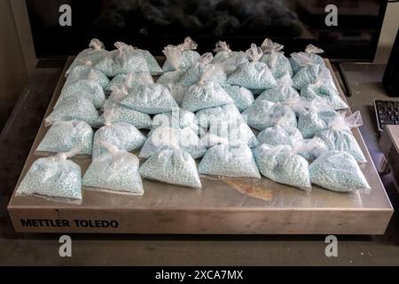 Des pilules de fentanyl saisies par les agents des douanes et de la protection des frontières des États-Unis au port de Mariposa à Nogales, en Ariz. Les pilules, ainsi que la poudre de fentanyl, l'héroïne noire de goudron et les méthamphétamines ont été dissimulées dans la roue de secours d'un véhicule qui tentait d'entrer aux États-Unis en provenance du Mexique, le 6 novembre 2023. Photo CBP de Jerry Glaser. Banque D'Images