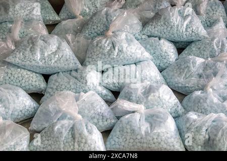 Des pilules de fentanyl saisies par les agents des douanes et de la protection des frontières des États-Unis au port de Mariposa à Nogales, en Ariz. Les pilules, ainsi que la poudre de fentanyl, l'héroïne noire de goudron et les méthamphétamines ont été dissimulées dans la roue de secours d'un véhicule qui tentait d'entrer aux États-Unis en provenance du Mexique, le 6 novembre 2023. Photo CBP de Jerry Glaser. Banque D'Images