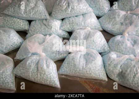 Des pilules de fentanyl saisies par les agents des douanes et de la protection des frontières des États-Unis au port de Mariposa à Nogales, en Ariz. Les pilules, ainsi que la poudre de fentanyl, l'héroïne noire de goudron et les méthamphétamines ont été dissimulées dans la roue de secours d'un véhicule qui tentait d'entrer aux États-Unis en provenance du Mexique, le 6 novembre 2023. Photo CBP de Jerry Glaser. Banque D'Images