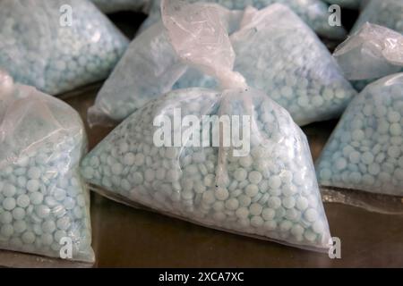 Des pilules de fentanyl saisies par les agents des douanes et de la protection des frontières des États-Unis au port de Mariposa à Nogales, en Ariz. Les pilules, ainsi que la poudre de fentanyl, l'héroïne noire de goudron et les méthamphétamines ont été dissimulées dans la roue de secours d'un véhicule qui tentait d'entrer aux États-Unis en provenance du Mexique, le 6 novembre 2023. Photo CBP de Jerry Glaser. Banque D'Images