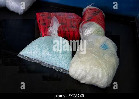 Pilules de fentanyl, poudre de fentanyl, héroïne de goudron noir et méthamphétamines saisies par les agents des douanes et de la protection des frontières des États-Unis au port de Mariposa à Nogales, en Ariz. Les stupéfiants ont été dissimulés dans la roue de secours d'un véhicule qui tentait d'entrer aux États-Unis en provenance du Mexique, le 6 novembre 2023. Photo CBP de Jerry Glaser. Banque D'Images