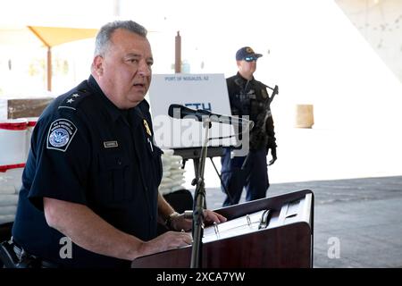 Michael Humphries, directeur du port de Nogales, fournit des détails sur la plus importante saisie de fentanyl de l'histoire du CBP. Les agents des douanes et de la protection des frontières des États-Unis à l'installation commerciale de Nogales ont saisi près de 4,6 millions de dollars de fentanyl et de méthamphétamine totalisant près de 650 livres le samedi 26 janvier 2019 auprès d'un ressortissant mexicain lorsqu'il a tenté d'entrer aux États-Unis par le port de Nogales. La saisie de méthamphétamine représente la troisième saisie la plus importante dans un port de l'Arizona. Photo CBP de Jerry Glaser. Banque D'Images