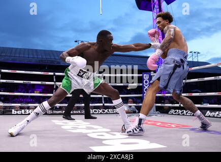 Eworitse Ezra Arenyeka (à gauche) et Ben Whittaker dans le combat vacant des poids lourds légers internationaux de l'IBF à Selhurst Park, Londres. Date de la photo : samedi 15 juin 2024. Banque D'Images