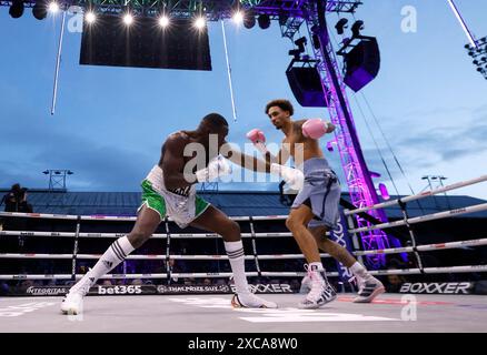 Eworitse Ezra Arenyeka (à gauche) et Ben Whittaker dans le combat vacant des poids lourds légers internationaux de l'IBF à Selhurst Park, Londres. Date de la photo : samedi 15 juin 2024. Banque D'Images