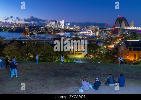 Observatory Hill et Sydney Harbour Bridge à Sydney, Australie, au crépuscule. Banque D'Images