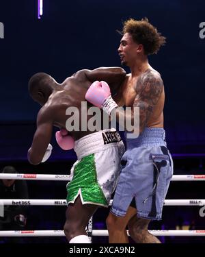 Eworitse Ezra Arenyeka (à gauche) frappe Ben Whittaker avec un coude dans le combat vacant des poids lourds légers internationaux de l'IBF à Selhurst Park, Londres. Date de la photo : samedi 15 juin 2024. Banque D'Images