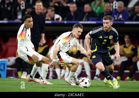 MUNICH, ALLEMAGNE - 14 JUIN : Florian Wirtz d'Allemagne avec Jamal Musiala d'Allemagne affronte Anthony Ralston d'Écosse lors du match de la phase de groupes de l'UEFA EURO 2024 entre l'Allemagne et l'Écosse au Munich Football Arena le 14 juin 2024 à Munich, Allemagne. © diebilderwelt / Alamy Stock Banque D'Images