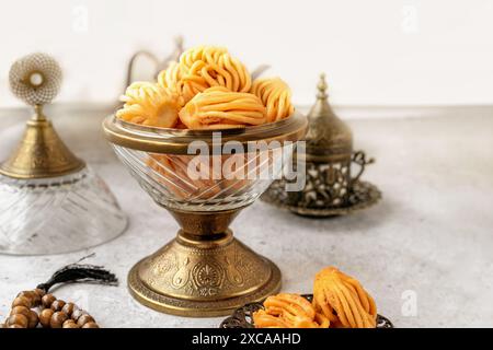 Bonbons festifs musulmans pour Ramadan, Aïd al-Fitr et Uraza bayram chak-chak et nath. Chebakia marocain fait main, chak chak et nath. Musulman maison SW Banque D'Images