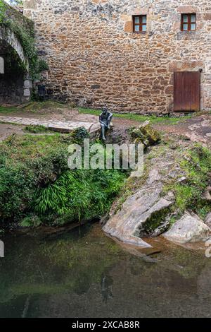 Statue en bronze de la légende urbaine, le «poisson de Lierganes» à côté du pont romain à Lierganes, Cantabrie, Espagne surplombant la Rive Meira Banque D'Images