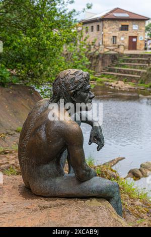 Statue en bronze de la légende urbaine, le «poisson de Lierganes» à côté du pont romain à Lierganes, Cantabrie, Espagne surplombant la Rive Meira Banque D'Images