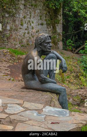 Statue en bronze de la légende urbaine, le «poisson de Lierganes» à côté du pont romain à Lierganes, Cantabrie, Espagne surplombant la Rive Meira Banque D'Images