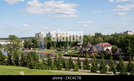 Saransk, Mordovie, Russie - 5 juin 2023. Vue sur la ville du parc nommé d'après. Pouchkine, la rivière Saranka et le Park Hotel. Banque D'Images