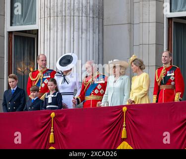 Londres, Royaume-Uni 15 juin 2024. Le roi Charles et la reine Camilla sortent sur le balcon du palais de Buckingham après la cérémonie du Trooping of the Colour, suivis par le prince et la princesse de Galles, leurs enfants et d'autres membres de la famille royale. Banque D'Images